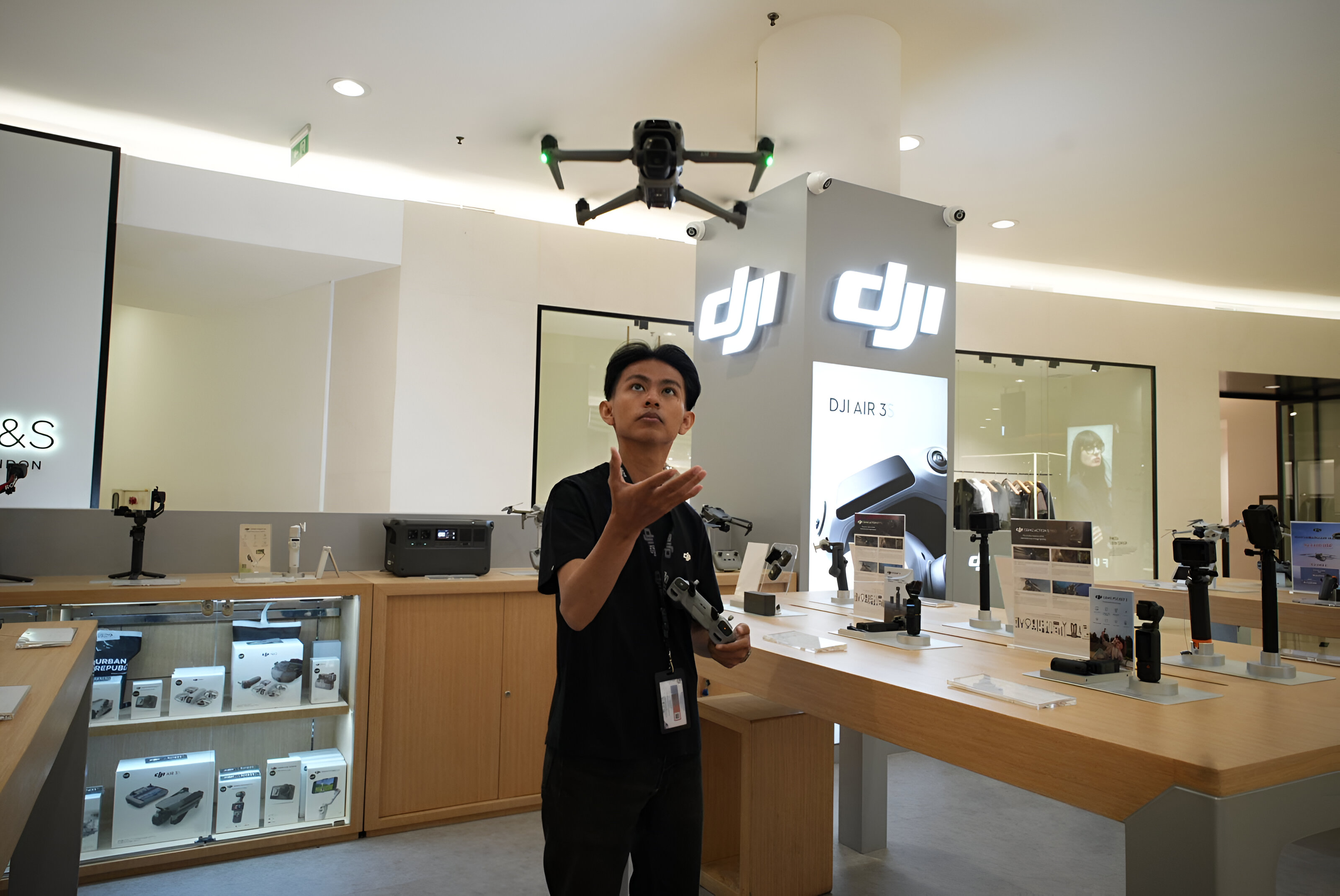 dji-experience-store-01.jpeg