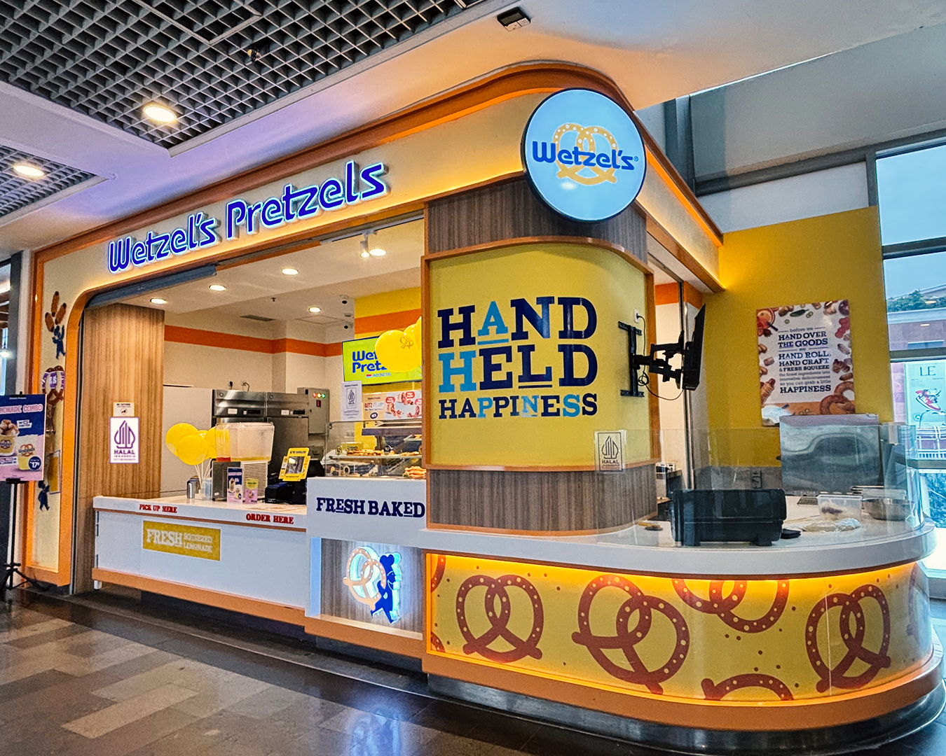 wetzels-pretzels-store-halalg.png